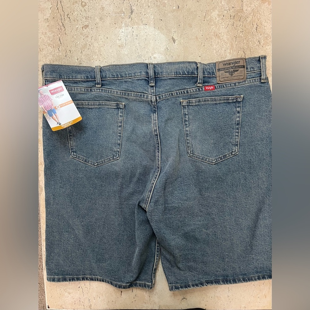 NWT Wrangler Five Star Relaxed Fit Denim Shorts Size 44 - Picture 2 of 5